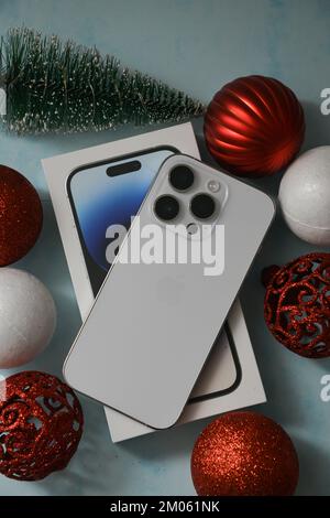 Lettland, Riga - 4. DEZEMBER 2022 : das Apple iPhone 14 Pro ist ein tolles Geschenk für alle dieses Weihnachtsfest. Selektive Fokussierung Stockfoto