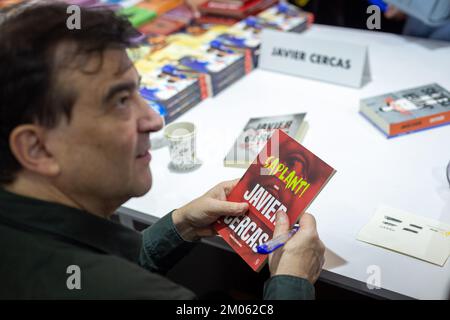 Istanbul, Türkei. 4. Dezember 2022: Der berühmte spanische Schriftsteller Javier Cercas signiert seine Bücher für seine Fans am Tag der Unterzeichnung der Internationalen Buchmesse Istanbul 39. in Beylikduzu, Istanbul Turkiye am 4. Dezember 2022. Die Internationale Buchmesse Istanbul öffnete nach dem Covid-19-Ausbruch ihre Türen zum 39.. Mal im TUYAP Istanbul Fair and Congress Center. Organisiert von TUYAP, TUM FuarcÄ±lä±k YapÄ±m AS, in Zusammenarbeit mit der Vereinigung der türkischen Verleger, wird die Messe Buchrückgabe in die Stadt bis zum 11. Dezember fortgesetzt. (Kreditbild: © Tolga Ildun/ZUMA Press Wire) Kredit: ZU Stockfoto