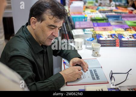 Istanbul, Türkei. 4. Dezember 2022: Der berühmte spanische Schriftsteller Javier Cercas signiert seine Bücher für seine Fans am Tag der Unterzeichnung der Internationalen Buchmesse Istanbul 39. in Beylikduzu, Istanbul Turkiye am 4. Dezember 2022. Die Internationale Buchmesse Istanbul öffnete nach dem Covid-19-Ausbruch ihre Türen zum 39.. Mal im TUYAP Istanbul Fair and Congress Center. Organisiert von TUYAP, TUM FuarcÄ±lä±k YapÄ±m AS, in Zusammenarbeit mit der Vereinigung der türkischen Verleger, wird die Messe Buchrückgabe in die Stadt bis zum 11. Dezember fortgesetzt. (Kreditbild: © Tolga Ildun/ZUMA Press Wire) Kredit: ZU Stockfoto