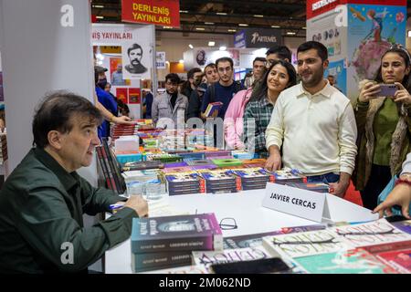 Istanbul, Türkei. 4. Dezember 2022: Der berühmte spanische Schriftsteller Javier Cercas signiert seine Bücher für seine Fans am Tag der Unterzeichnung der Internationalen Buchmesse Istanbul 39. in Beylikduzu, Istanbul Turkiye am 4. Dezember 2022. Die Internationale Buchmesse Istanbul öffnete nach dem Covid-19-Ausbruch ihre Türen zum 39.. Mal im TUYAP Istanbul Fair and Congress Center. Organisiert von TUYAP, TUM FuarcÄ±lä±k YapÄ±m AS, in Zusammenarbeit mit der Vereinigung der türkischen Verleger, wird die Messe Buchrückgabe in die Stadt bis zum 11. Dezember fortgesetzt. (Kreditbild: © Tolga Ildun/ZUMA Press Wire) Kredit: ZU Stockfoto