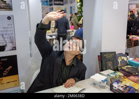 Istanbul, Türkei. 4. Dezember 2022: Der berühmte spanische Schriftsteller Javier Cercas signiert seine Bücher für seine Fans am Tag der Unterzeichnung der Internationalen Buchmesse Istanbul 39. in Beylikduzu, Istanbul Turkiye am 4. Dezember 2022. Die Internationale Buchmesse Istanbul öffnete nach dem Covid-19-Ausbruch ihre Türen zum 39.. Mal im TUYAP Istanbul Fair and Congress Center. Organisiert von TUYAP, TUM FuarcÄ±lä±k YapÄ±m AS, in Zusammenarbeit mit der Vereinigung der türkischen Verleger, wird die Messe Buchrückgabe in die Stadt bis zum 11. Dezember fortgesetzt. (Kreditbild: © Tolga Ildun/ZUMA Press Wire) Kredit: ZU Stockfoto
