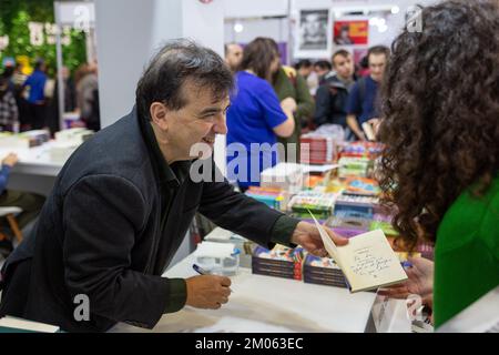 Istanbul, Türkei. 4. Dezember 2022: Der berühmte spanische Schriftsteller Javier Cercas signiert seine Bücher für seine Fans am Tag der Unterzeichnung der Internationalen Buchmesse Istanbul 39. in Beylikduzu, Istanbul Turkiye am 4. Dezember 2022. Die Internationale Buchmesse Istanbul öffnete nach dem Covid-19-Ausbruch ihre Türen zum 39.. Mal im TUYAP Istanbul Fair and Congress Center. Organisiert von TUYAP, TUM FuarcÄ±lä±k YapÄ±m AS, in Zusammenarbeit mit der Vereinigung der türkischen Verleger, wird die Messe Buchrückgabe in die Stadt bis zum 11. Dezember fortgesetzt. (Kreditbild: © Tolga Ildun/ZUMA Press Wire) Kredit: ZU Stockfoto
