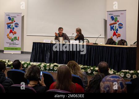 Istanbul, Türkei. 4. Dezember 2022: Der berühmte spanische Schriftsteller Javier Cercas während eines Interviews mit seinen Fans auf der Internationalen Buchmesse Istanbul 39. in Beylikduzu, Istanbul Turkiye am 4. Dezember 2022. Die Internationale Buchmesse Istanbul öffnete nach dem Covid-19-Ausbruch ihre Türen zum 39.. Mal im TUYAP Istanbul Fair and Congress Center. Organisiert von TUYAP, TUM FuarcÄ±lä±k YapÄ±m AS, in Zusammenarbeit mit der Vereinigung der türkischen Verleger, wird die Messe Buchrückgabe in die Stadt bis zum 11. Dezember fortgesetzt. (Kreditbild: © Tolga Ildun/ZUMA Press Wire) Kredit: ZUMA Press, Inc./Alam Stockfoto