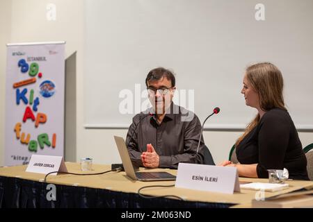 Istanbul, Türkei. 4. Dezember 2022: Der berühmte spanische Schriftsteller Javier Cercas während eines Interviews mit seinen Fans auf der Internationalen Buchmesse Istanbul 39. in Beylikduzu, Istanbul Turkiye am 4. Dezember 2022. Die Internationale Buchmesse Istanbul öffnete nach dem Covid-19-Ausbruch ihre Türen zum 39.. Mal im TUYAP Istanbul Fair and Congress Center. Organisiert von TUYAP, TUM FuarcÄ±lä±k YapÄ±m AS, in Zusammenarbeit mit der Vereinigung der türkischen Verleger, wird die Messe Buchrückgabe in die Stadt bis zum 11. Dezember fortgesetzt. (Kreditbild: © Tolga Ildun/ZUMA Press Wire) Kredit: ZUMA Press, Inc./Alam Stockfoto