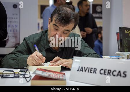Istanbul, Türkei. 4. Dezember 2022: Der berühmte spanische Schriftsteller Javier Cercas signiert seine Bücher für seine Fans am Tag der Unterzeichnung der Internationalen Buchmesse Istanbul 39. in Beylikduzu, Istanbul Turkiye am 4. Dezember 2022. Die Internationale Buchmesse Istanbul öffnete nach dem Covid-19-Ausbruch ihre Türen zum 39.. Mal im TUYAP Istanbul Fair and Congress Center. Organisiert von TUYAP, TUM FuarcÄ±lä±k YapÄ±m AS, in Zusammenarbeit mit der Vereinigung der türkischen Verleger, wird die Messe Buchrückgabe in die Stadt bis zum 11. Dezember fortgesetzt. (Kreditbild: © Tolga Ildun/ZUMA Press Wire) Kredit: ZU Stockfoto