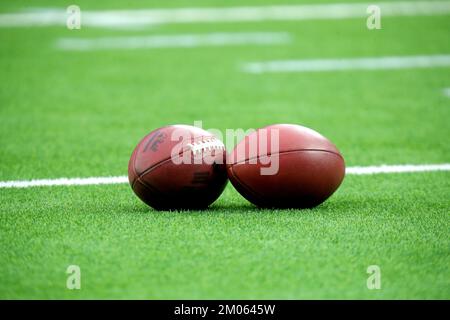 Houston, Texas, USA. 4.. Dezember 2022. Vor dem Spiel zwischen den Houston Texans und den Cleveland Browns im NRG Stadium in Houston, TX, liegen am 4. Dezember 2022 zwei Trainingsbälle auf dem Spielfeld. (Kreditbild: © Erik Williams/ZUMA Press Wire) Kredit: ZUMA Press, Inc./Alamy Live News Stockfoto