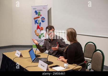 Istanbul, Türkei. 4. Dezember 2022: Der berühmte spanische Schriftsteller Javier Cercas während eines Interviews mit seinen Fans auf der Internationalen Buchmesse Istanbul 39. in Beylikduzu, Istanbul Turkiye am 4. Dezember 2022. Die Internationale Buchmesse Istanbul öffnete nach dem Covid-19-Ausbruch ihre Türen zum 39.. Mal im TUYAP Istanbul Fair and Congress Center. Organisiert von TUYAP, TUM FuarcÄ±lä±k YapÄ±m AS, in Zusammenarbeit mit der Vereinigung der türkischen Verleger, wird die Messe Buchrückgabe in die Stadt bis zum 11. Dezember fortgesetzt. (Kreditbild: © Tolga Ildun/ZUMA Press Wire) Kredit: ZUMA Press, Inc./Alam Stockfoto