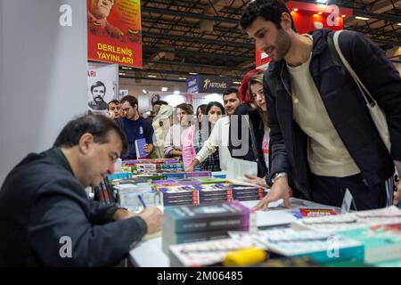 Istanbul, Türkei. 4. Dezember 2022: Der berühmte spanische Schriftsteller Javier Cercas signiert seine Bücher für seine Fans am Tag der Unterzeichnung der Internationalen Buchmesse Istanbul 39. in Beylikduzu, Istanbul Turkiye am 4. Dezember 2022. Die Internationale Buchmesse Istanbul öffnete nach dem Covid-19-Ausbruch ihre Türen zum 39.. Mal im TUYAP Istanbul Fair and Congress Center. Organisiert von TUYAP, TUM FuarcÄ±lä±k YapÄ±m AS, in Zusammenarbeit mit der Vereinigung der türkischen Verleger, wird die Messe Buchrückgabe in die Stadt bis zum 11. Dezember fortgesetzt. (Kreditbild: © Tolga Ildun/ZUMA Press Wire) Kredit: ZU Stockfoto