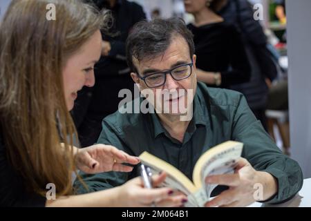Istanbul, Türkei. 4. Dezember 2022: Der berühmte spanische Schriftsteller Javier Cercas signiert seine Bücher für seine Fans am Tag der Unterzeichnung der Internationalen Buchmesse Istanbul 39. in Beylikduzu, Istanbul Turkiye am 4. Dezember 2022. Die Internationale Buchmesse Istanbul öffnete nach dem Covid-19-Ausbruch ihre Türen zum 39.. Mal im TUYAP Istanbul Fair and Congress Center. Organisiert von TUYAP, TUM FuarcÄ±lä±k YapÄ±m AS, in Zusammenarbeit mit der Vereinigung der türkischen Verleger, wird die Messe Buchrückgabe in die Stadt bis zum 11. Dezember fortgesetzt. (Kreditbild: © Tolga Ildun/ZUMA Press Wire) Kredit: ZU Stockfoto