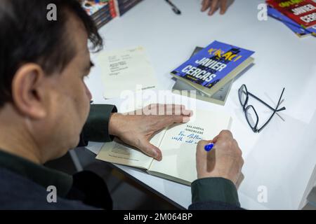 Istanbul, Türkei. 4. Dezember 2022: Der berühmte spanische Schriftsteller Javier Cercas signiert seine Bücher für seine Fans am Tag der Unterzeichnung der Internationalen Buchmesse Istanbul 39. in Beylikduzu, Istanbul Turkiye am 4. Dezember 2022. Die Internationale Buchmesse Istanbul öffnete nach dem Covid-19-Ausbruch ihre Türen zum 39.. Mal im TUYAP Istanbul Fair and Congress Center. Organisiert von TUYAP, TUM FuarcÄ±lä±k YapÄ±m AS, in Zusammenarbeit mit der Vereinigung der türkischen Verleger, wird die Messe Buchrückgabe in die Stadt bis zum 11. Dezember fortgesetzt. (Kreditbild: © Tolga Ildun/ZUMA Press Wire) Kredit: ZU Stockfoto