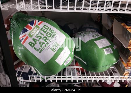 Gefrorene Truthähne im Verkauf in einem Asda-Supermarkt in London. Foto: Sonntag, 4. Dezember 2022. Stockfoto