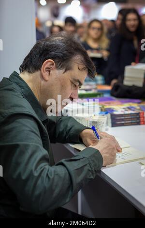 Istanbul, Türkei. 4. Dezember 2022: Der berühmte spanische Schriftsteller Javier Cercas signiert seine Bücher für seine Fans am Tag der Unterzeichnung der Internationalen Buchmesse Istanbul 39. in Beylikduzu, Istanbul Turkiye am 4. Dezember 2022. Die Internationale Buchmesse Istanbul öffnete nach dem Covid-19-Ausbruch ihre Türen zum 39.. Mal im TUYAP Istanbul Fair and Congress Center. Organisiert von TUYAP, TUM FuarcÄ±lä±k YapÄ±m AS, in Zusammenarbeit mit der Vereinigung der türkischen Verleger, wird die Messe Buchrückgabe in die Stadt bis zum 11. Dezember fortgesetzt. (Kreditbild: © Tolga Ildun/ZUMA Press Wire) Kredit: ZU Stockfoto