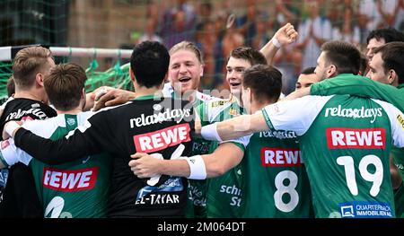 Leipzig, Deutschland. 04.. Dezember 2022. Handball: Bundesliga, SC DHfK Leipzig - SG Flensburg-Handewitt, Matchday 15, Arena Leipzig. Leipzigs Team feiert den knappen Sieg. Kredit: Hendrik Schmidt/dpa/Alamy Live News Stockfoto