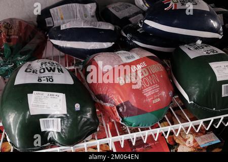 Gefrorene Truthähne im Verkauf in einem Asda-Supermarkt in London. Foto: Sonntag, 4. Dezember 2022. Stockfoto