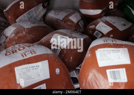 Gefrorene Truthähne im Verkauf in einem Asda-Supermarkt in London. Foto: Sonntag, 4. Dezember 2022. Stockfoto