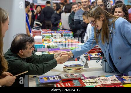Istanbul, Türkei. 4. Dezember 2022: Der berühmte spanische Schriftsteller Javier Cercas signiert seine Bücher für seine Fans am Tag der Unterzeichnung der Internationalen Buchmesse Istanbul 39. in Beylikduzu, Istanbul Turkiye am 4. Dezember 2022. Die Internationale Buchmesse Istanbul öffnete nach dem Covid-19-Ausbruch ihre Türen zum 39.. Mal im TUYAP Istanbul Fair and Congress Center. Organisiert von TUYAP, TUM FuarcÄ±lä±k YapÄ±m AS, in Zusammenarbeit mit der Vereinigung der türkischen Verleger, wird die Messe Buchrückgabe in die Stadt bis zum 11. Dezember fortgesetzt. (Kreditbild: © Tolga Ildun/ZUMA Press Wire) Kredit: ZU Stockfoto