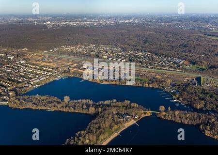 Luftaufnahme, geplantes neues Duisburger Wohnviertel am ehemaligen Marshalling-Hof Wedau und Six Lakes Plate mit Blick auf das Dorf Bissingheim im di Stockfoto