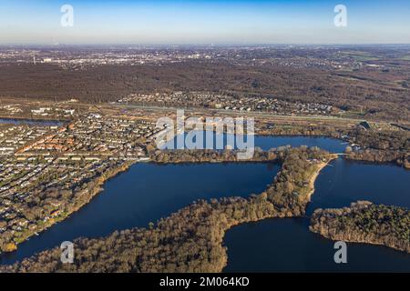 Luftaufnahme, geplantes neues Duisburger Wohnviertel am ehemaligen Marshalling-Hof Wedau und Six Lakes Plate mit Blick auf das Dorf Bissingheim im di Stockfoto