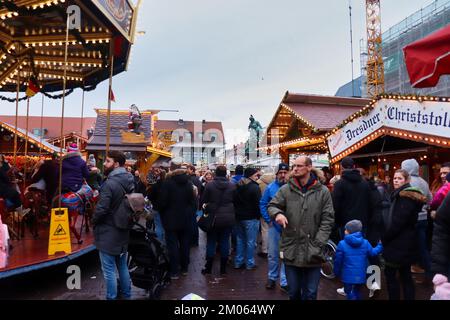 Hanau, Deutschland - 15. Dezember 2019: Menschenmenge auf einem Weihnachtsmarkt in Hanau. Stockfoto