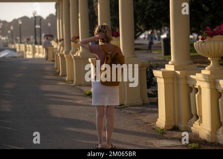 Rückansicht einer Frau mit Rucksack auf der Atlantikpromenade in Porto, Portugal. Stockfoto