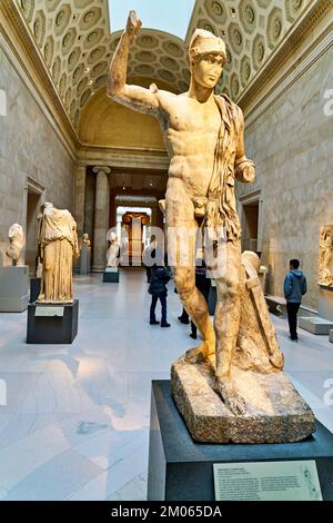 New York. Manhattan. Vereinigte Staaten. Das Metropolitan Museum of Art. Griechische und römische Kunst. Marmorstatue eines verwundeten Kriegers Stockfoto