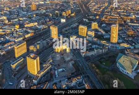 Luftaufnahme, Abrissgebäude Ypsilon des RWE-Hauptquartiers Essen in der Huyssenallee, geplantes Neubau für Bürogelände, im Abendlicht in der Halle Stockfoto