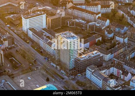 Luftaufnahme, Baustelle neuer Gebäudekomplex mit Wohnturm und Seniorenwohnungen in der Huyssenallee im Südviertel von Essen, Ruhr A. Stockfoto