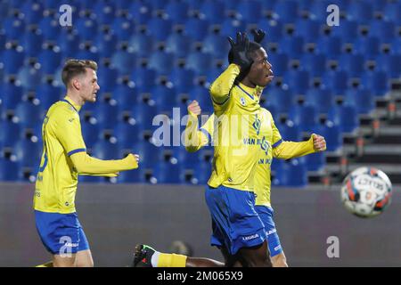 Beverens Thierno Barry feiert seine Feier nach einem Tor während eines Fußballspiels zwischen KMSK Deinze und SK Beveren am Sonntag, den 04. Dezember 2022 in Deinze, am 16. Tag der 1B. Division der belgischen Meisterschaft „Challenger Pro League“ 2022-2023. BELGA FOTO KURT DESPLENTER Stockfoto