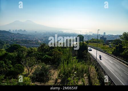 Die Stadtautobahn von Neapel nach Rom, vorbei an Neapel-Stadt und Vesuv-Vulkanszene Stockfoto