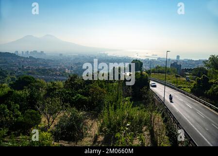 Die Stadtautobahn von Neapel nach Rom, vorbei an Neapel-Stadt und Vesuv-Vulkanszene Stockfoto