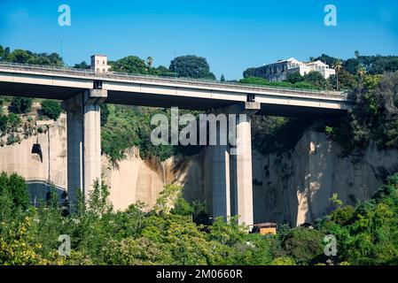 Die Stadtautobahn von Neapel nach Rom, vorbei an Neapel, der Brücke, die in den 70s Jahren gebaut wurde, Neapel, Italien Stockfoto