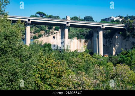 Die Stadtautobahn von Neapel nach Rom, vorbei an Neapel, der Brücke, die in den 70s Jahren gebaut wurde, Neapel, Italien Stockfoto