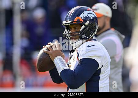 Baltimore, Usa. 04.. Dezember 2022. Der Denver Broncos Quarterback Russell Wilson (3) wärmt sich auf, bevor er sich am Sonntag, den 4. Dezember 2022, den Baltimore Ravens im M&T Bank Stadium in Baltimore, Maryland, stellt. Foto: David Tulis/UPI Credit: UPI/Alamy Live News Stockfoto