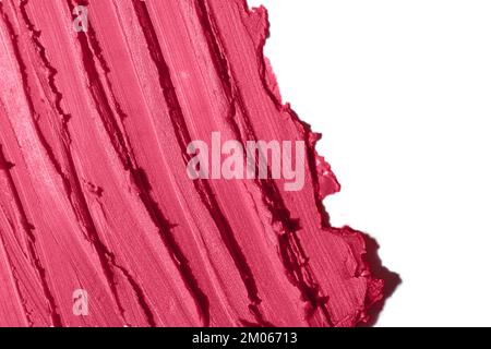 Abstraktes Farbmuster von glänzendem Lipgloss-Abstrich, rot gefärbt. Stockfoto