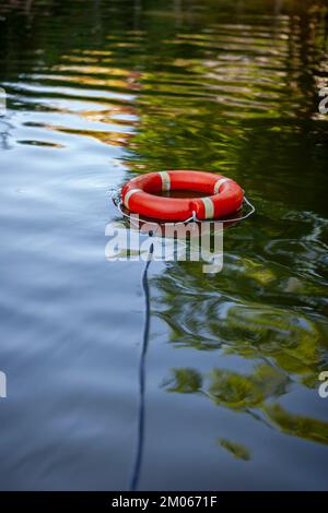 Rettungsring auf der Themse, Abingdon, Oxfordshire. Stockfoto