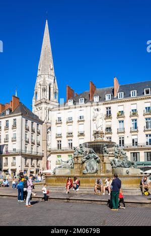 Der Place Royale ist eine Fußgängerzone mit einem monumentalen Brunnen in Nantes, Frankreich. Stockfoto