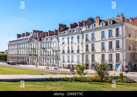 Allgemeiner Blick auf die berühmten schiefen Gebäude auf der Insel Feydeau in Nantes, Frankreich, an einem sonnigen Tag. Stockfoto