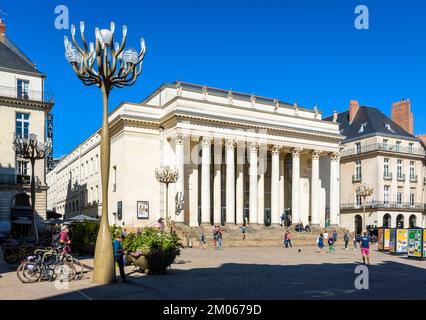 Das Théâtre Graslin ist ein Theater und Opernhaus am Place Graslin Platz in Nantes, Frankreich, das 1788 im neoklassizistischen Stil errichtet wurde. Stockfoto