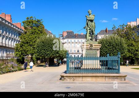 Statue des französischen Brigadegenerals Pierre Cambronne im Cours Cambronne in Nantes, Frankreich, einer großen, von Bäumen gesäumten Fußgängerzone im Stadtzentrum. Stockfoto