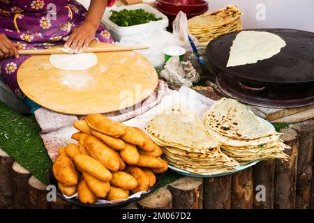 Weibliche Hände Halten und Mischen von Teig zum Backen von Kuchen oder Pizza. Hausgemachte Zubereitung Von Speisen. Draufsicht Stockfoto