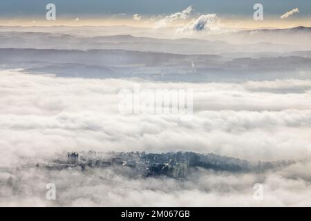 Luftaufnahme, Wohngebiet im Nebel mit Hochhausantennen für Mobiltelefone in Hintergrundbeleuchtung in Wickede, Sauerland, Nordrhein-Westfalen, Deutschland Stockfoto