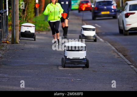 Roboter von Starship Technologies liefern Lebensmittel an Bewohner von Adel & Tinshill in Leeds, einer 3-monatigen Testversion des Co-op & Leeds City Council Stockfoto