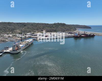 Blick aus der Vogelperspektive auf Puerto Caldera in Costa Rica Stockfoto