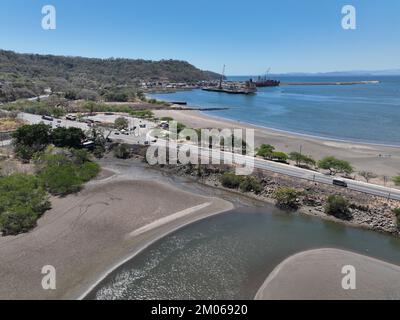 Blick aus der Vogelperspektive auf Puerto Caldera in Costa Rica Stockfoto