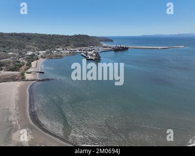 Blick aus der Vogelperspektive auf Puerto Caldera in Costa Rica Stockfoto