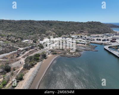 Blick aus der Vogelperspektive auf Puerto Caldera in Costa Rica Stockfoto