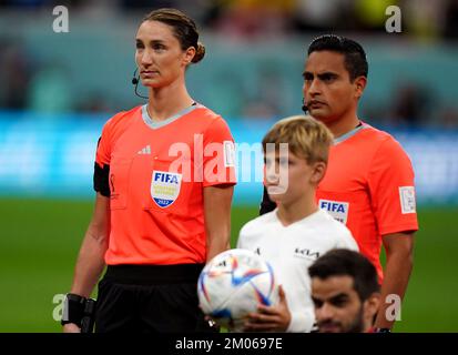 Stellvertretende Schiedsrichterin Kathryn Nesbitt (links) aus den Vereinigten Staaten vor dem sechzehnten Spiel der FIFA-Weltmeisterschaft im Al-Bayt-Stadion in Al Khor, Katar. Foto: Sonntag, 4. Dezember 2022. Stockfoto