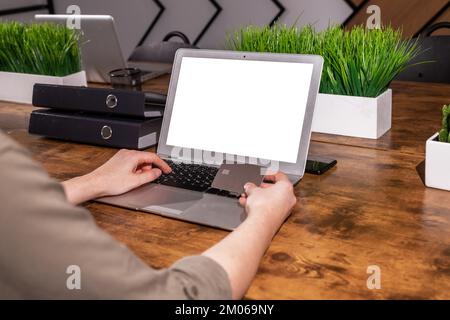 Laptop-Bildschirmmodell und Hände mit Bankkreditkarte, online bezahlen, über Website auf leerem Computerdisplay einkaufen. Hochwertiges Foto Stockfoto