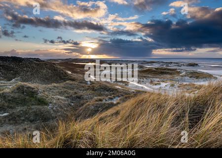 Amrum Island, Deutschland: Sonnenstrahlen durch die dunklen Sturmwolken am Strand von Amrum Stockfoto