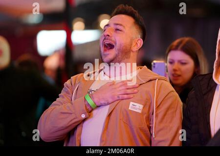 Englische Fans auf dem Essigar Yard in London sehen eine Vorführung des 2022. FIFA-Weltmeisterschaftsspiels von 16 zwischen England und Senegal. Foto: Sonntag, 4. Dezember 2022. Stockfoto